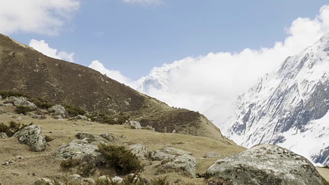 许多背包客在尼泊尔的拉克山口徒步旅行。Manaslu区域。视频素材