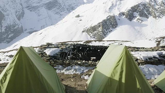 达马萨拉帐篷营地在Larke山口，海拔4500米。Manaslu电路长途跋涉。视频素材