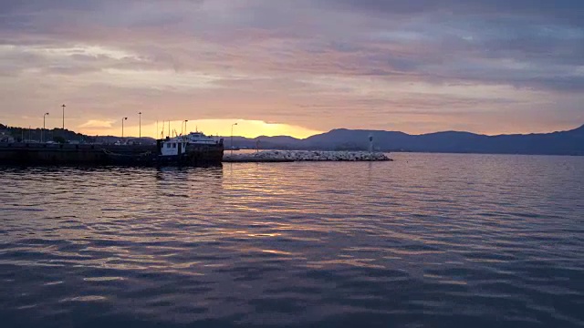 海港上的日落视频素材