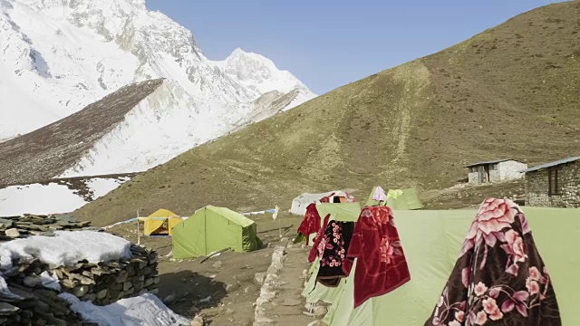 达马萨拉帐篷营地在Larke山口，海拔4500米。Manaslu电路长途跋涉。视频素材