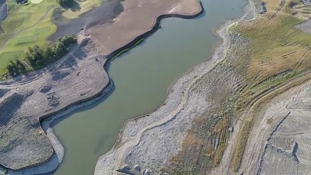 正在建设中的高尔夫球场鸟瞰图视频下载