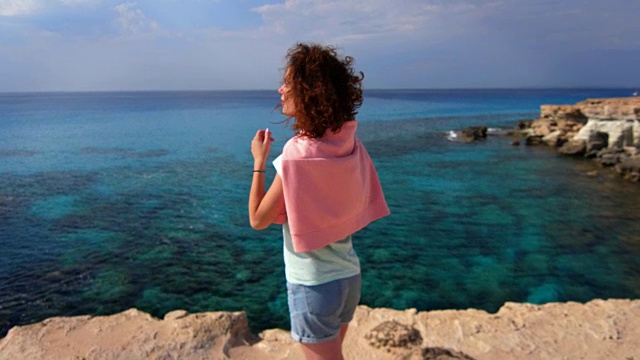 女游客在海上风景放松。女人欣赏海景。女人的和谐视频素材