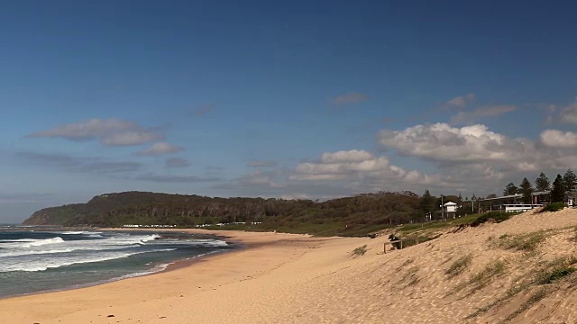 澳大利亚新南威尔士州中央海岸雪莉海滩的左至右视频素材