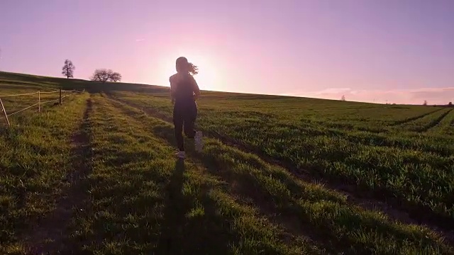 一个女孩慢跑到夕阳下视频素材