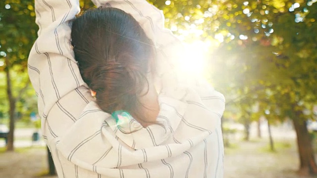 年轻女子欣赏日落。视频素材