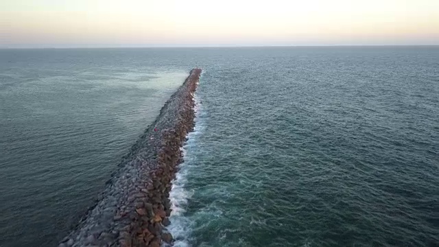 Wedge新港海滩加州码头码头日落航拍镜头视频下载