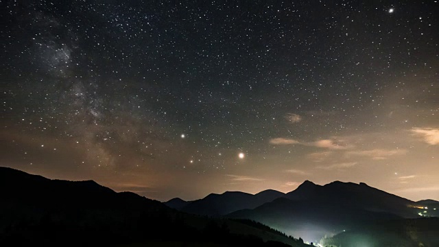 银河系银河系星星夜空越过山脉时间流逝视频素材