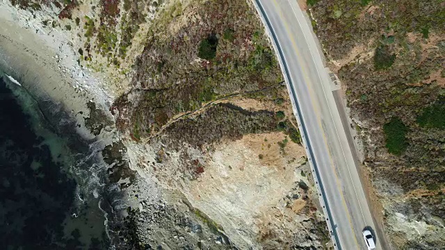 鸟瞰汽车在海岸蒙特利1号公路上的海洋旁行驶。视频素材