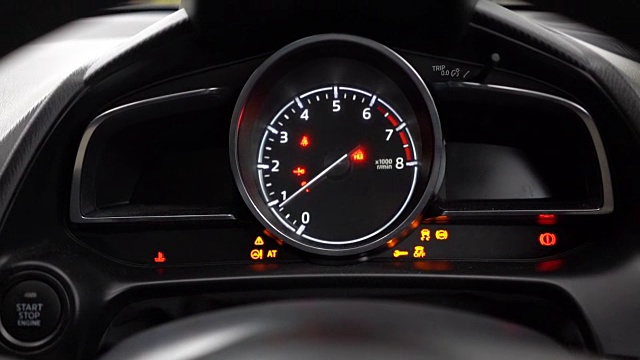 按启动按钮启动新型现代汽车发动机。视频素材