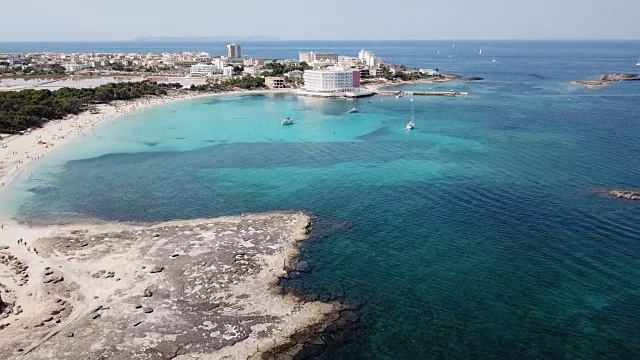 西班牙马略卡岛的圣乔尔迪岛。令人惊叹的无人机空中景观，迷人的埃斯坦尼斯海滩视频素材