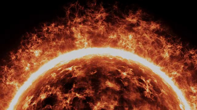 太阳表面有太阳耀斑和日珥飞溅。在黑色背景上燃烧的太阳视频素材