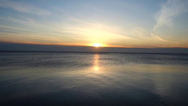 海面上的日落。视频素材