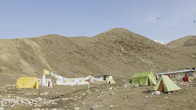 达马萨拉帐篷营地在Larke山口，海拔4500米。Manaslu电路长途跋涉。视频素材