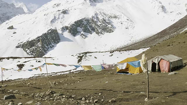 达马萨拉帐篷营地在Larke山口，海拔4500米。Manaslu电路长途跋涉。视频素材