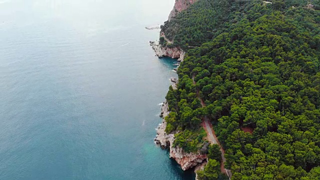 在亚得里亚海海岸，黑山，Petrovac老城的鸟瞰图视频素材