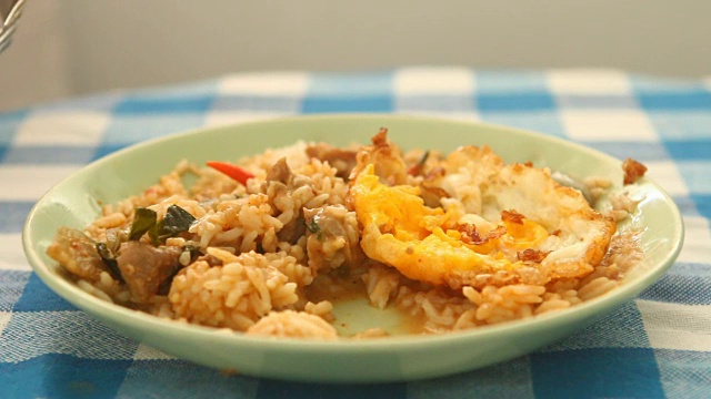 红咖喱饭配鸡蛋，泰国菜视频素材