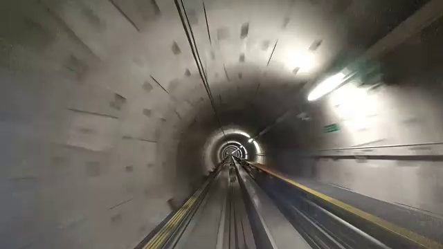 在Tunnel BTS空中列车中驾驶车辆视频素材