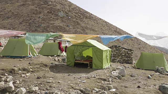 达马萨拉帐篷营地在Larke山口，海拔4500米。Manaslu电路长途跋涉。视频素材