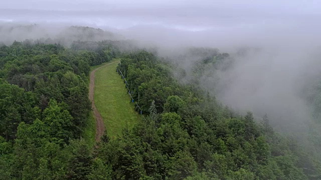 美国宾夕法尼亚州卡本县，阿巴拉契亚，波科诺斯山上空的低云。视频素材