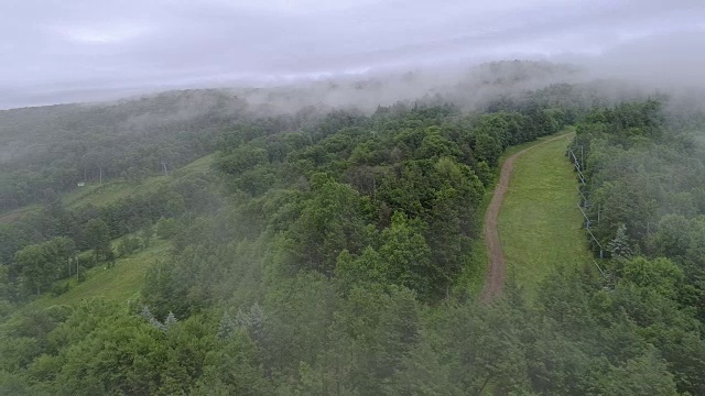 美国宾夕法尼亚州卡本县，阿巴拉契亚，波科诺斯山上空的低云。视频素材