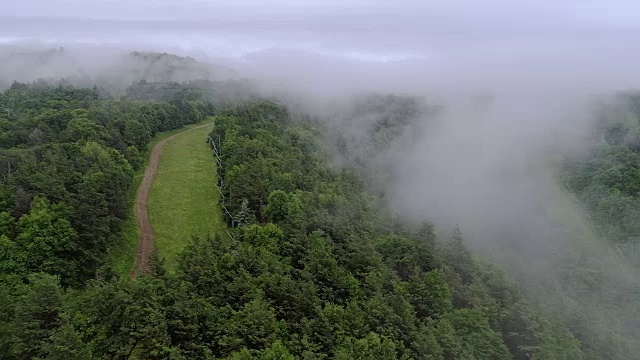 美国宾夕法尼亚州卡本县，阿巴拉契亚，波科诺斯山上空的低云。视频素材