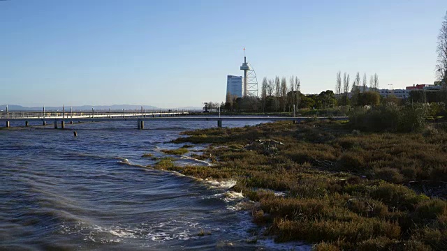 托雷瓦斯科达伽马塔从码头和从里约热内卢Tejo Tagus河的波浪视频素材