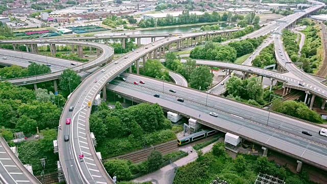 鸟瞰图的一个复杂的高速公路交叉口与交通移动视频素材