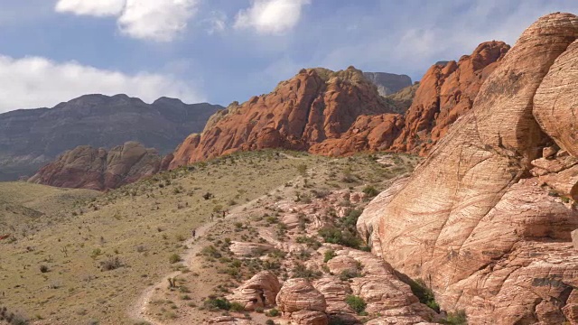 游客在美国内华达州红岩峡谷徒步旅行视频素材