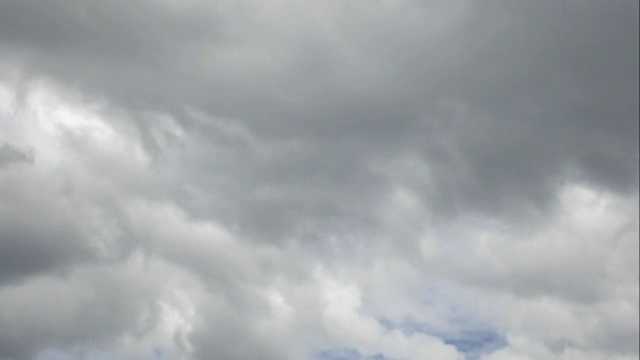 在下雨和雷暴之前，戏剧性的天空和暴风雨云的时间流逝视频素材