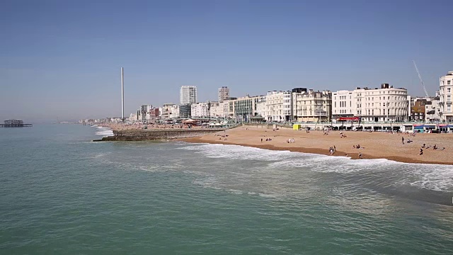 布莱顿海滩和海浪英国海滨在美丽的天气繁忙视频素材