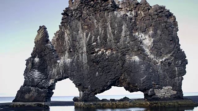 维察库尔-黑火山海滩上的标志性海堆视频素材