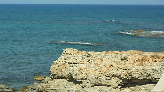 石质海岸的背景是一片如画的海景视频素材