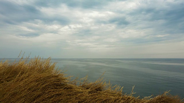 阴天有海洋。专业的时间流逝，没有闪烁，没有鸟。视频素材