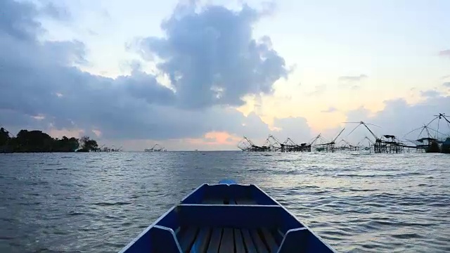 泰国渔民在早上用大渔网捕鱼在Ban Pak Pra -Talay Noi湖，Phatthalung，泰国，4K。视频素材