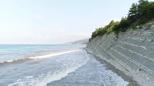 空中海岸，岩石海滩。俄罗斯黑海。视频素材