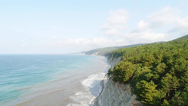 航空摄影，岩石海岸。山上有一片绿色的森林。视频素材