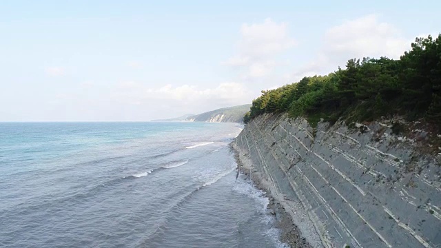 空中-黑海，俄罗斯。海岸，岩石滩。视频素材