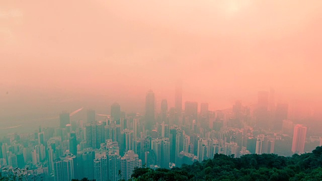 从维多利亚山顶看香港的朦胧日出视频素材