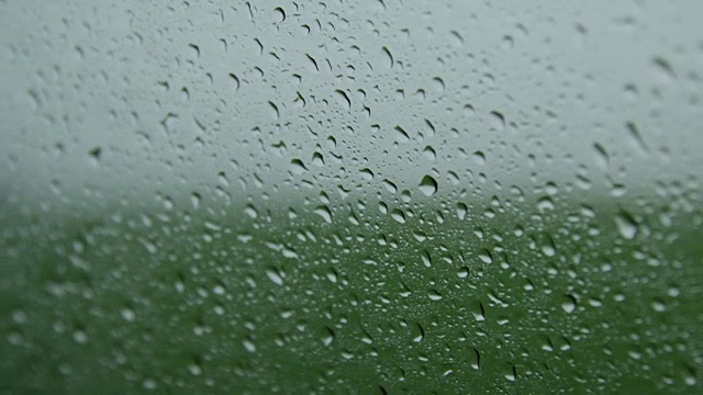 雨天开车时车窗上的水滴视频素材