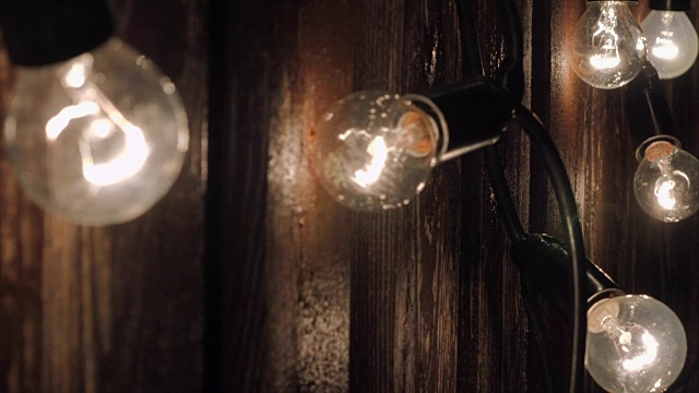 晚上，外面的电灯泡串成一个花环视频素材