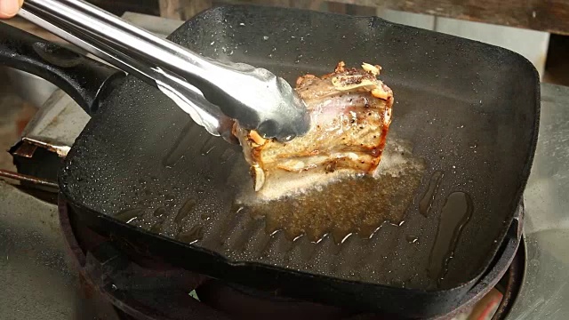 用平底锅炒猪肉视频素材