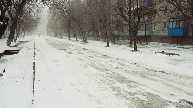 暴风雪来了。在冬天拍摄。视频素材