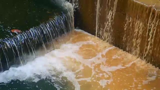 雨后日常生活视频。水从城里的一条运河流向大海。在城市排水和防止洪水泛滥的概念。视频素材