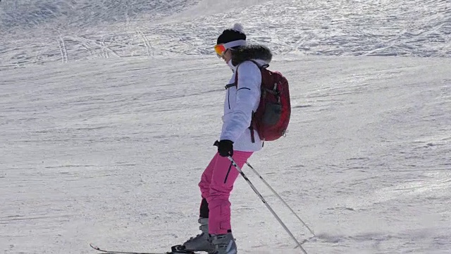 开始和不安全的女子滑雪者滑雪下山的山坡视频素材