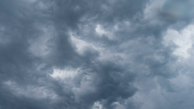 灰云和暴雨的天空持续了很久视频素材