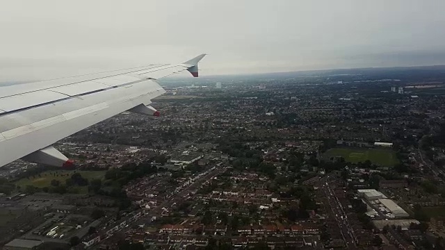 4K飞机正常速度跑道飞行降落在英国希思罗机场深夜3840x2160视频素材