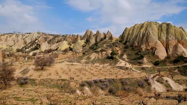 戈雷米村附近卡帕多西亚山区的废弃窑洞视频素材