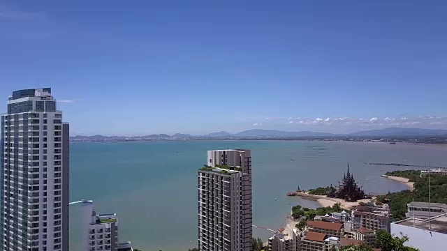 鸟瞰图全景海景。摩天大楼楼顶的游泳池。海边的公寓。视频素材