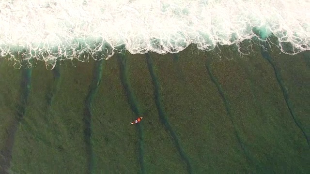 印度尼西亚一名冲浪者在海浪下潜水视频下载