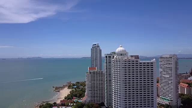 海滩上的摩天大楼。海岸线全景航拍。视频素材